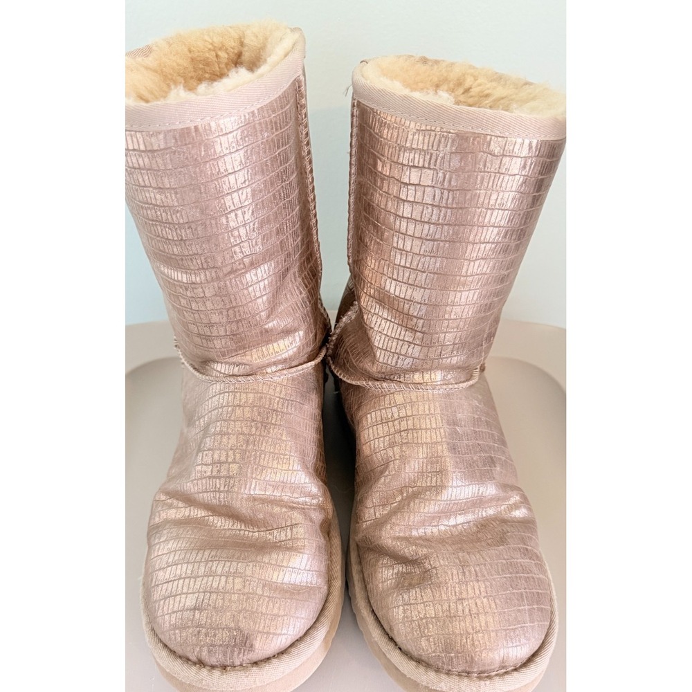 UGG Classic Short Metallic Snake Gold Crocodile Embossed Suede Boots Size 8